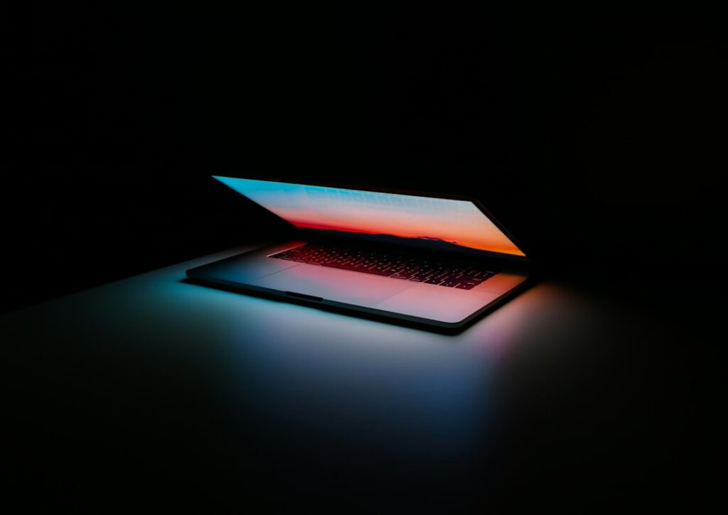 Ordinateur représentant un site internet pensé comme un outil commercial